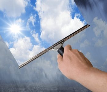 Fensterreinigung mit Abzieher auf großer Glasfläche